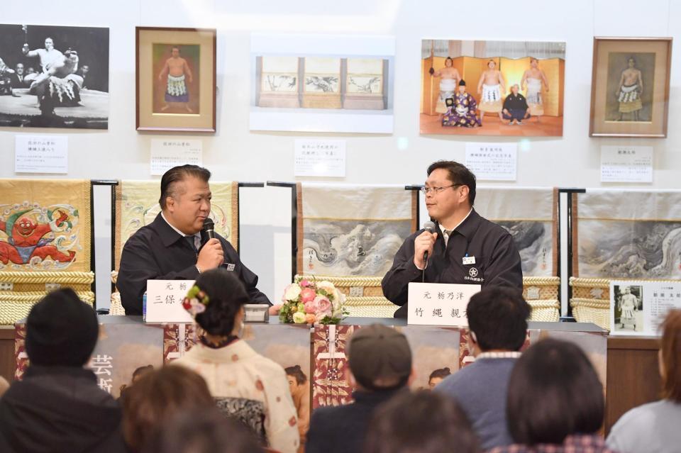 相撲博物館でトークショーを行う三保ケ関親方（左）と竹縄親方（撮影・開出牧）