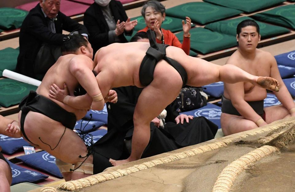 栃丸（左）を渡し込みで破り、６勝０敗とした炎鵬（撮影・佐藤厚）
