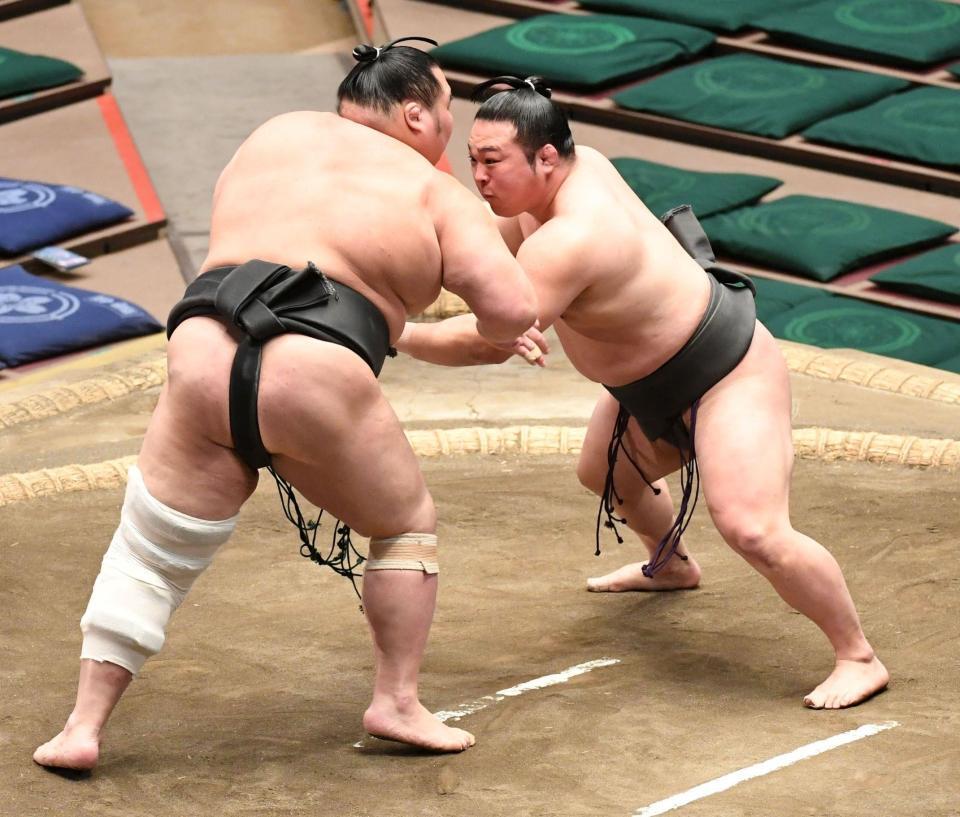 栃丸（左）を渡し込みで破り、６勝０敗とした炎鵬（撮影・佐藤厚）