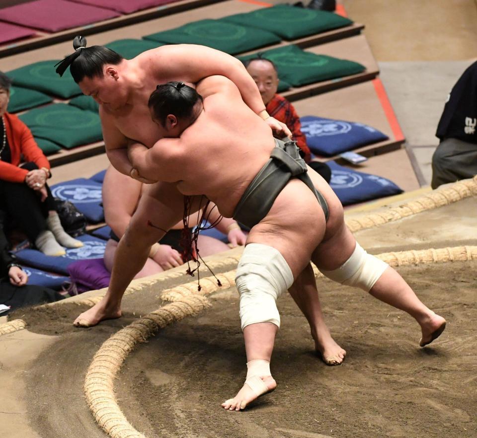 島津海（右）に寄り切りで敗れた寿之富士（撮影・佐藤厚）