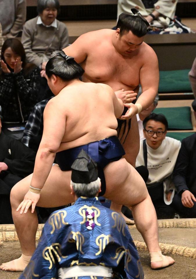 霧島（奥）は寄り切りで大の里に敗れる（撮影・柿森英典）