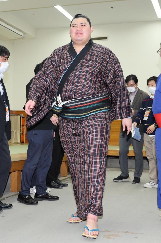 支度部屋を引き揚げる大の里