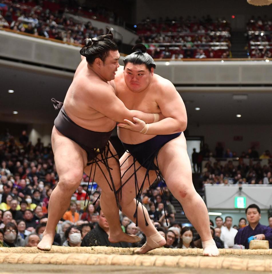 霧島（左）を寄り切りで下した大の里（撮影・開出牧）