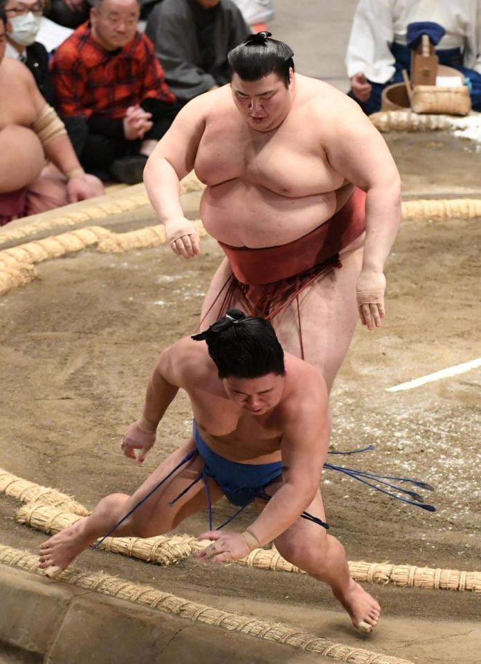 藤ノ川（手前）を送り出しで破り、２敗を守った熱海富士（撮影・佐藤厚）