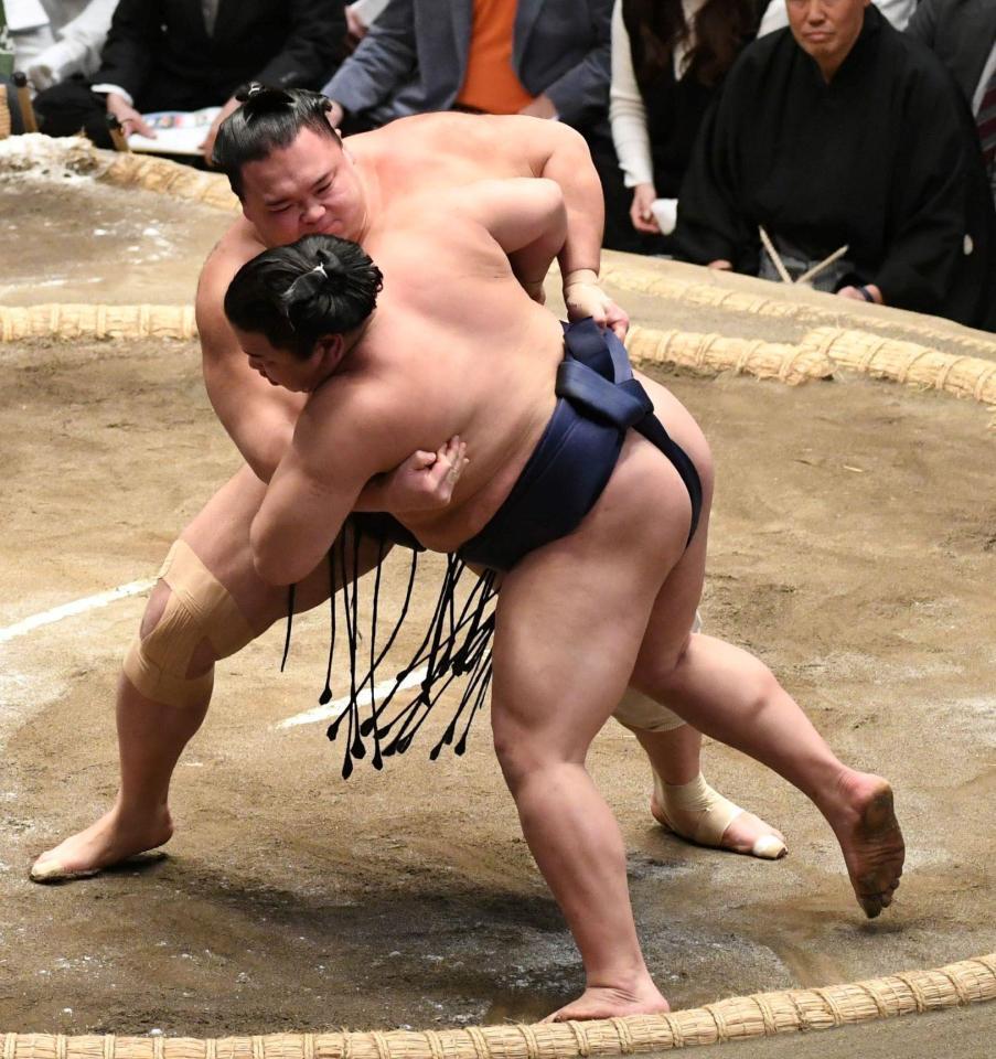 平戸海（手前）を寄り切りで破り、勝ち越しを決めた朝乃山（撮影・佐藤厚）