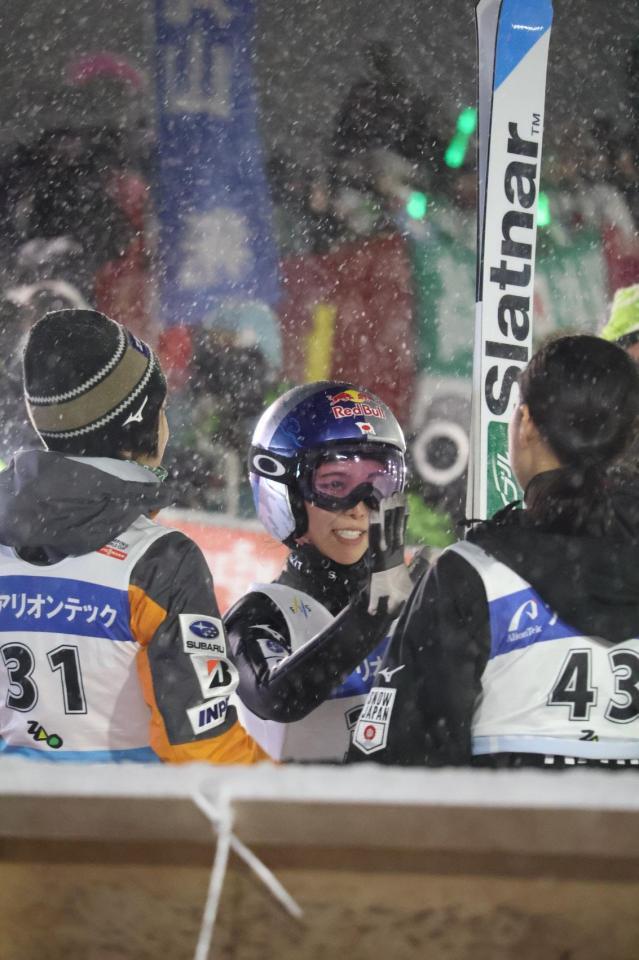 ジャンプ後、チームメートとハイタッチする高梨沙羅