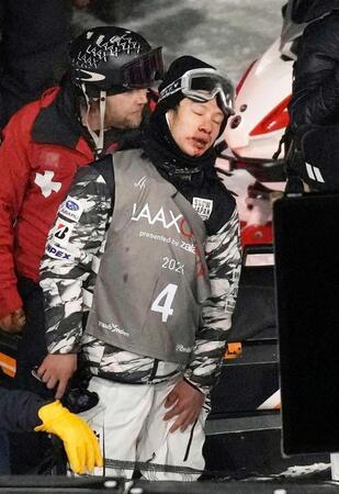 　男子決勝１回目で転倒し、引き揚げる平野歩夢。このまま棄権した＝１７日（共同）