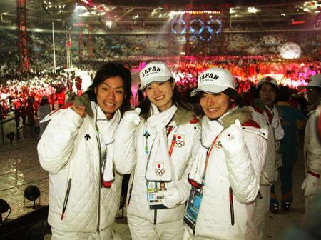 高橋大輔（左）、安藤美姫（右）と記念撮影をする荒川静香＝２００６年２月
