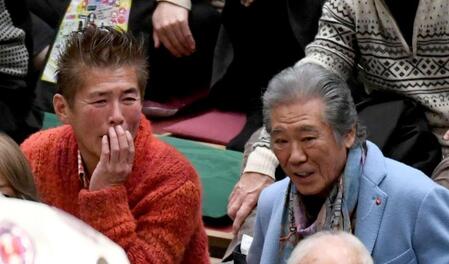 土俵だまりで観戦する勝俣州和（左）と西岡德馬（撮影・佐藤厚）