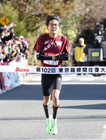 ２０２６年の箱根駅伝往路を２着でゴールする早大・工藤慎作＝芦ノ湖（撮影・石井剣太郎）