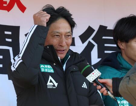 取材に応じる青学大・原晋監督＝芦ノ湖（撮影・石井剣太郎）