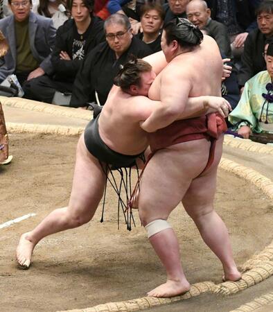 熱海富士（右）を寄り切りで下し、２敗対決を制した安青錦（撮影・佐藤厚）