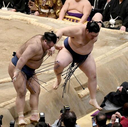高安（左）を寄り切りで下し、勝ち越しを決めた大の里（撮影・佐藤厚）
