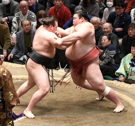熱海富士（右）を寄り切りで下し、２敗対決を制した安青錦（撮影・佐藤厚）