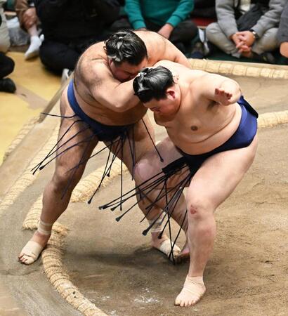 大の里（右）が寄り切りで高安を下す