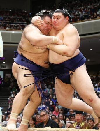 大の里（右）が寄り切りで高安を下す