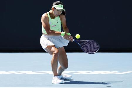　女子シングルス２回戦でプレーする内島萌夏＝メルボルン（ゲッティ＝共同）
