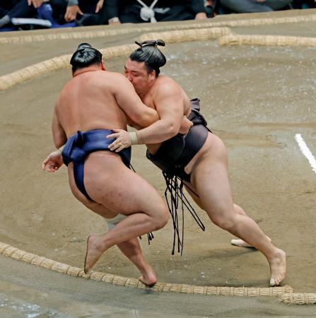 　霧島（右）が寄り切りで豊昇龍を破る＝両国国技館