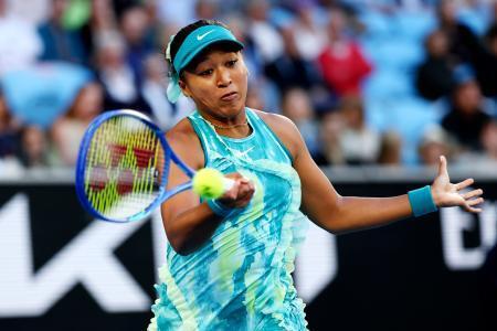 　女子シングルス２回戦でプレーする大坂なおみ＝メルボルン（ゲッティ＝共同）
