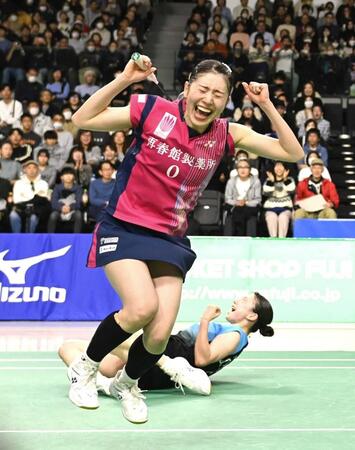 全日本選手権女子ダブルスで優勝し喜び爆発させる志田千陽（手前）と五十嵐有紗＝２０２５年１２月３０日