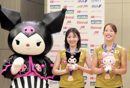 サプライズ登場したサンリオのキャラクター・クロミちゃんと写真撮影に応じる志田千陽（左）と松山奈未＝２０２５年９月２日