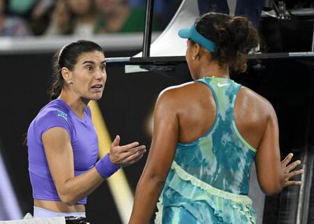 試合後に言葉を交わす大坂なおみ（右）とチルステア（写真提供・ロイター／アフロ）