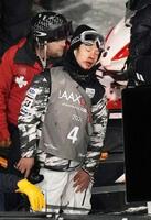 　男子決勝１回目で転倒し、引き揚げる平野歩夢。このまま棄権した＝１７日（共同）