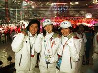 高橋大輔（左）、安藤美姫（右）と記念撮影をする荒川静香＝２００６年２月