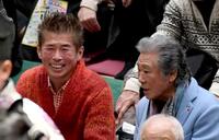 土俵だまりで観戦する勝俣州和（左）と西岡德馬（撮影・佐藤厚）