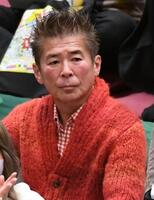 土俵だまりで観戦する勝俣州和（撮影・佐藤厚）