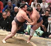 霧島（左）に寄り切られ、４敗目を喫した豊昇龍（撮影・佐藤厚）