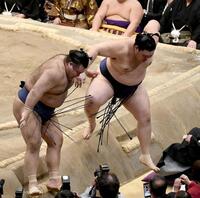 高安（左）を寄り切りで下し、勝ち越しを決めた大の里（撮影・佐藤厚）