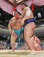 琴桜（左）がつり出しで阿炎を下す