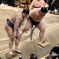 高安（左）を寄り切りで下し、勝ち越しを決めた大の里（撮影・佐藤厚）