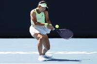 　女子シングルス２回戦でプレーする内島萌夏＝メルボルン（ゲッティ＝共同）