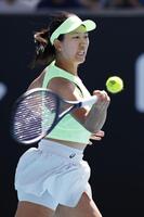 　女子シングルス２回戦でプレーする内島萌夏＝メルボルン（ゲッティ＝共同）