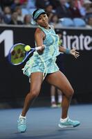 　女子シングルス２回戦でプレーする大坂なおみ＝メルボルン（ゲッティ＝共同）