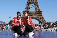 パリ五輪で銅メダルを獲得し、ファンの前で記念撮影をするバドミントン女子の志田千陽（左）と松山奈未＝２０２４年８月