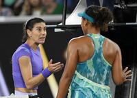試合後に言葉を交わす大坂なおみ（右）とチルステア（写真提供・ロイター／アフロ）