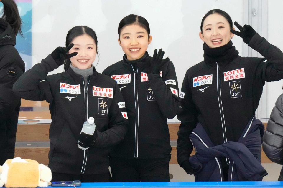 　公式練習に臨む（左から）中井亜美、千葉百音、青木祐奈（共同）