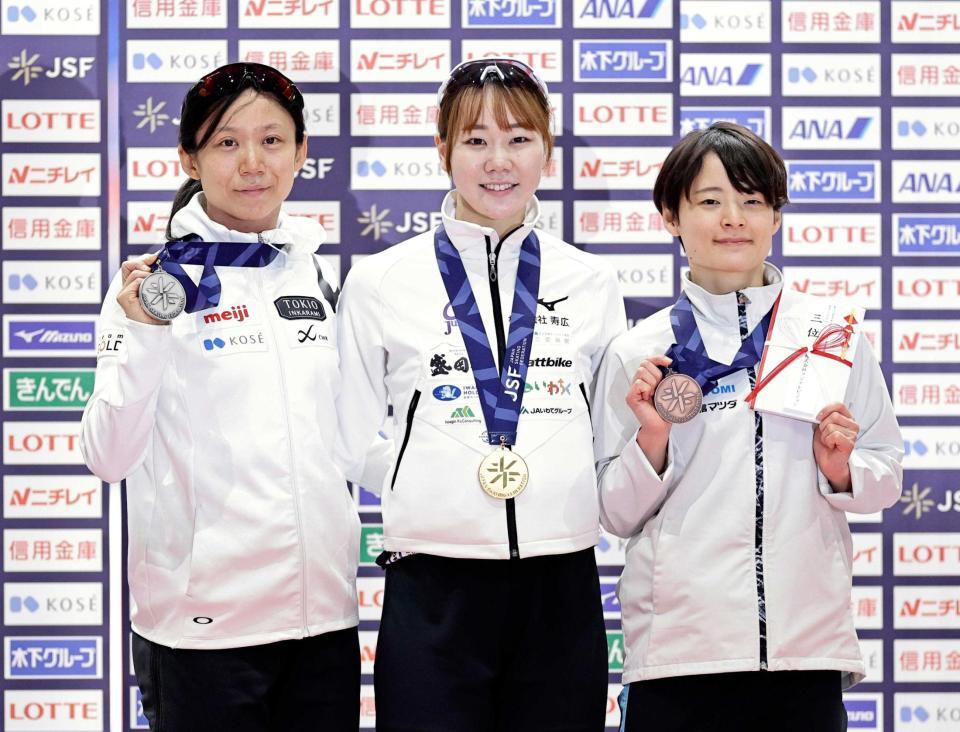 　全日本選手権の女子５００メートルで優勝（中央）。左は２位の高木美帆、右は３位の山田梨央＝２５年１２月２６日