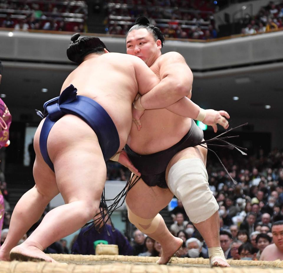 平戸海（左）の立ち合いを正面から受け止める朝乃山（撮影・開出牧）