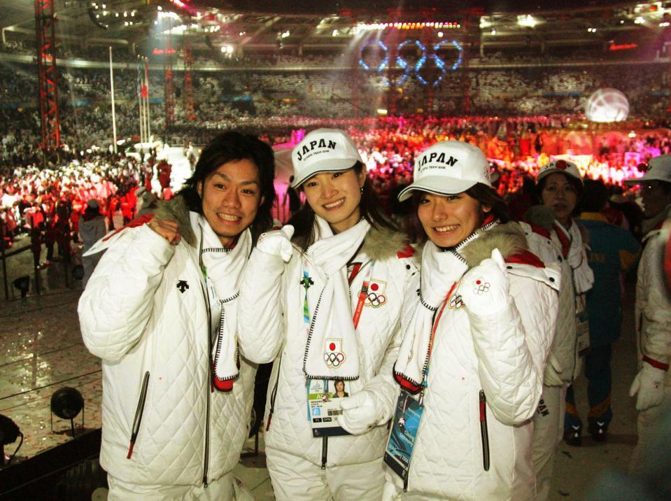 高橋大輔（左）、安藤美姫（右）と記念撮影をする荒川静香＝２００６年２月