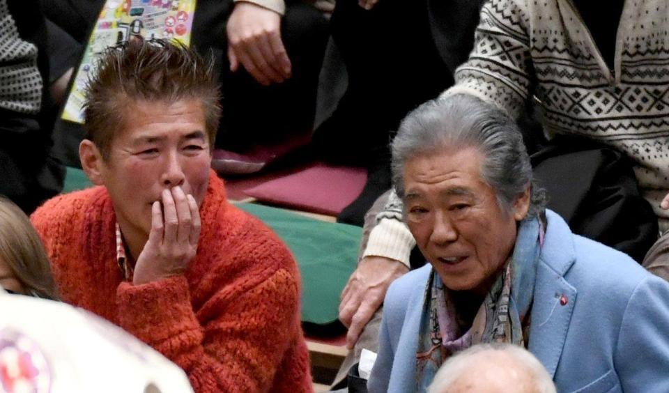 土俵だまりで観戦する勝俣州和（左）と西岡德馬（撮影・佐藤厚）