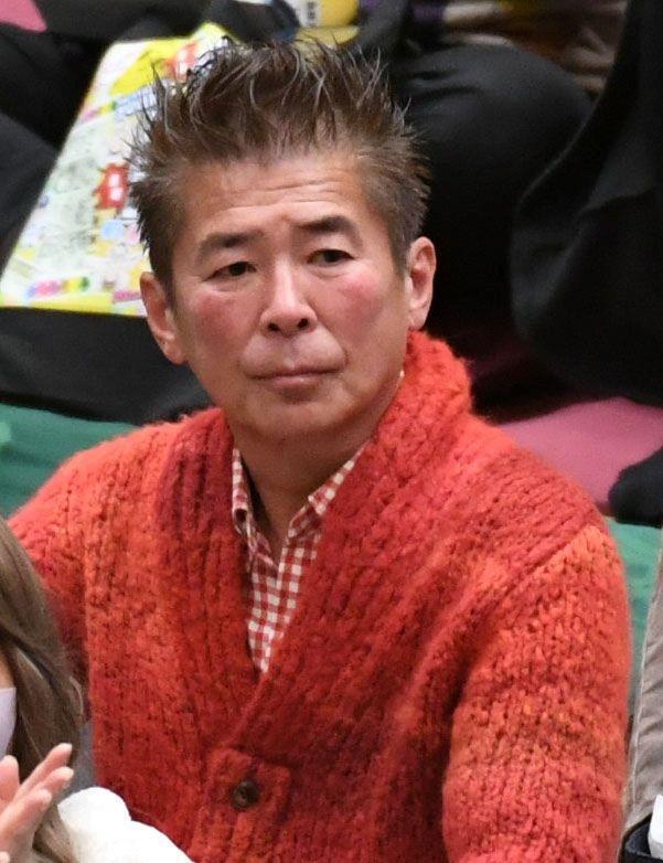 土俵だまりで観戦する勝俣州和（撮影・佐藤厚）