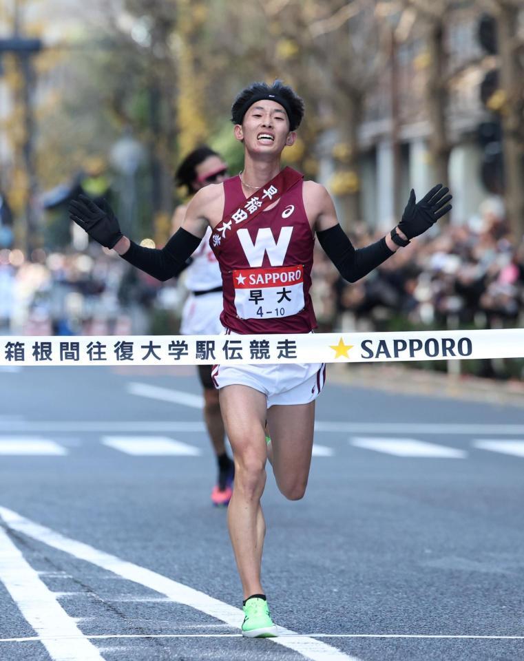 ４位でゴールする早大・瀬間元輔＝大手町（撮影・石井剣太郎）
