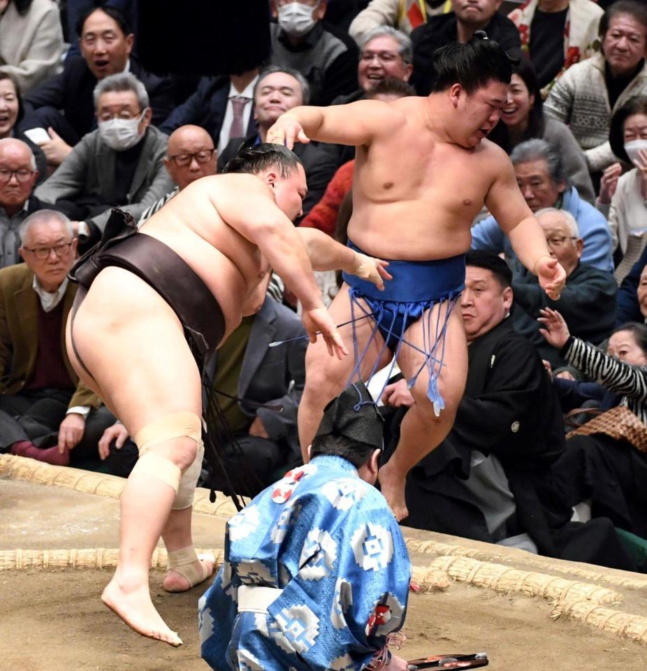 藤ノ川（右）を押し出しで破り、９勝３敗とした朝乃山（撮影・佐藤厚）