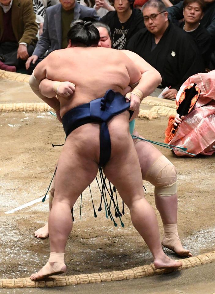 阿炎（手前）を吊り出しで下した琴桜（撮影・佐藤厚）