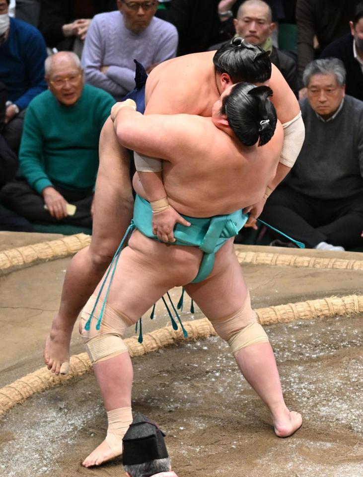 琴桜（手前）が吊り出しで阿炎を下す