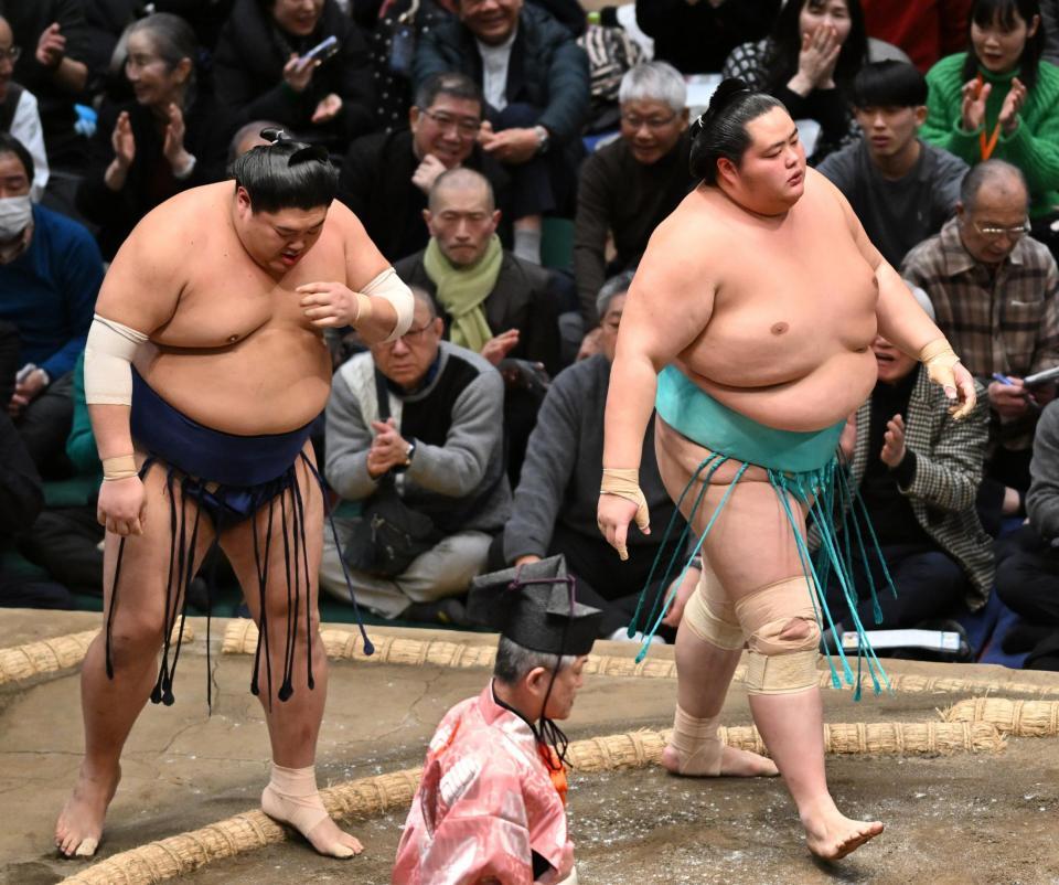 琴桜（右）がつり出しで阿炎を下す